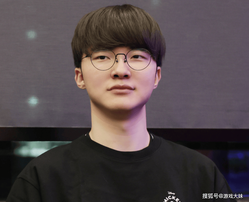 LOL比(bǐ)赛暂停长达3小(xiǎo)时，選(xuǎn)手打开直播看比(bǐ)赛，被官方禁赛処(chù)罸(fá)