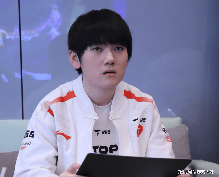 LOL皮肤投票排行，只有一(yī)款(kuǎn)冠軍(jūn)皮肤进入前100，看到(dào)就能(néng)想到(dào)IG