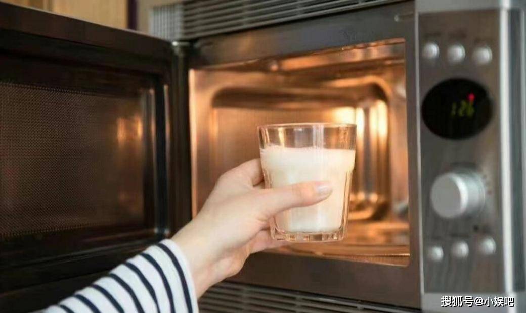 牛奶加热竟会变毒奶?院士提醒:热牛奶的四大误区,务必提早了解