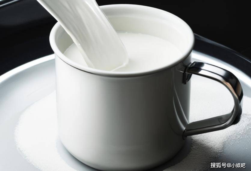 牛奶加热竟会变毒奶?院士提醒:热牛奶的四大误区,务必提早了解