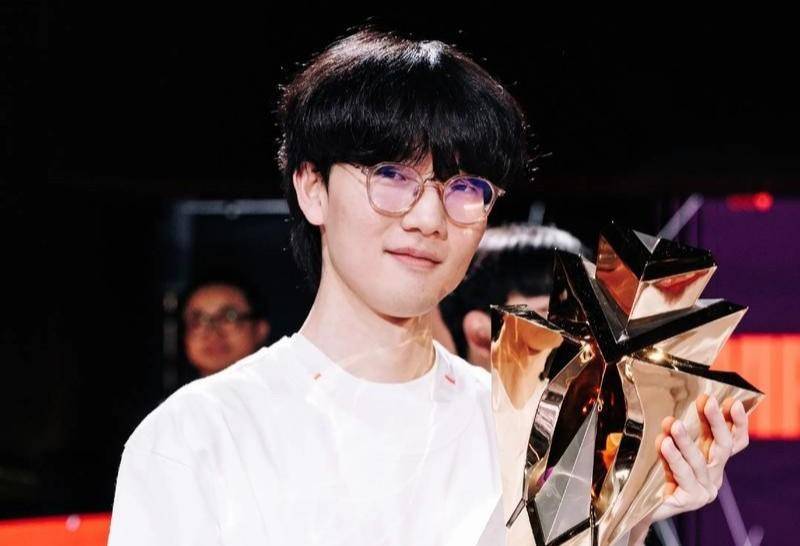 T1王朝基石动摇！FMVP射手Gumayusi离队，LPL迎来狙击Faker最佳时机