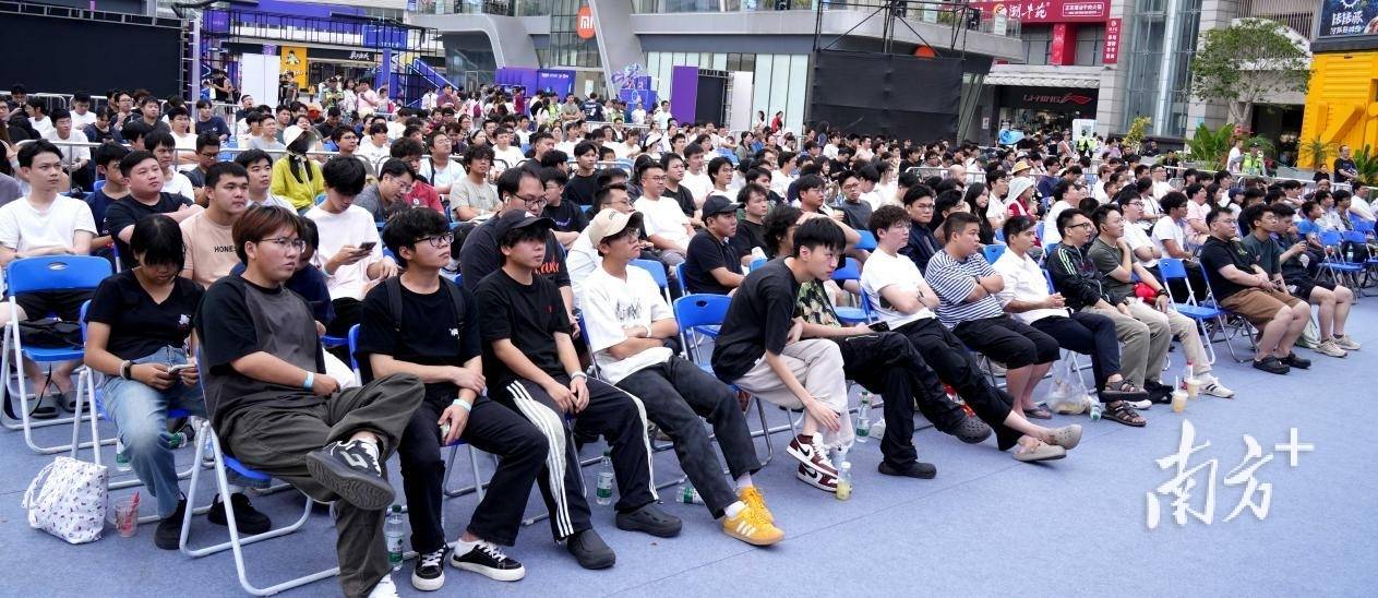 大灣(wān)区电競(jìng)迷(mí)再(zài)聚万江，LOL峡谷传奇观赛派(pài)对落幕(mù)