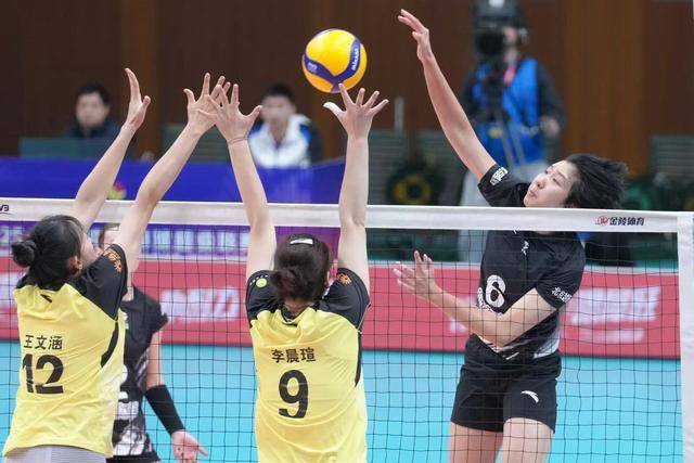 完成(chéng)“让二追三(sān)”好(hǎo)戏 北京女排(pái)力(lì)尅(kè)山东队 董禹含独攬(lǎn)28分