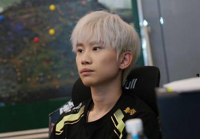 英雄联盟真的要凉了？世界冠军评价：播LOL没人看，准备转战CS