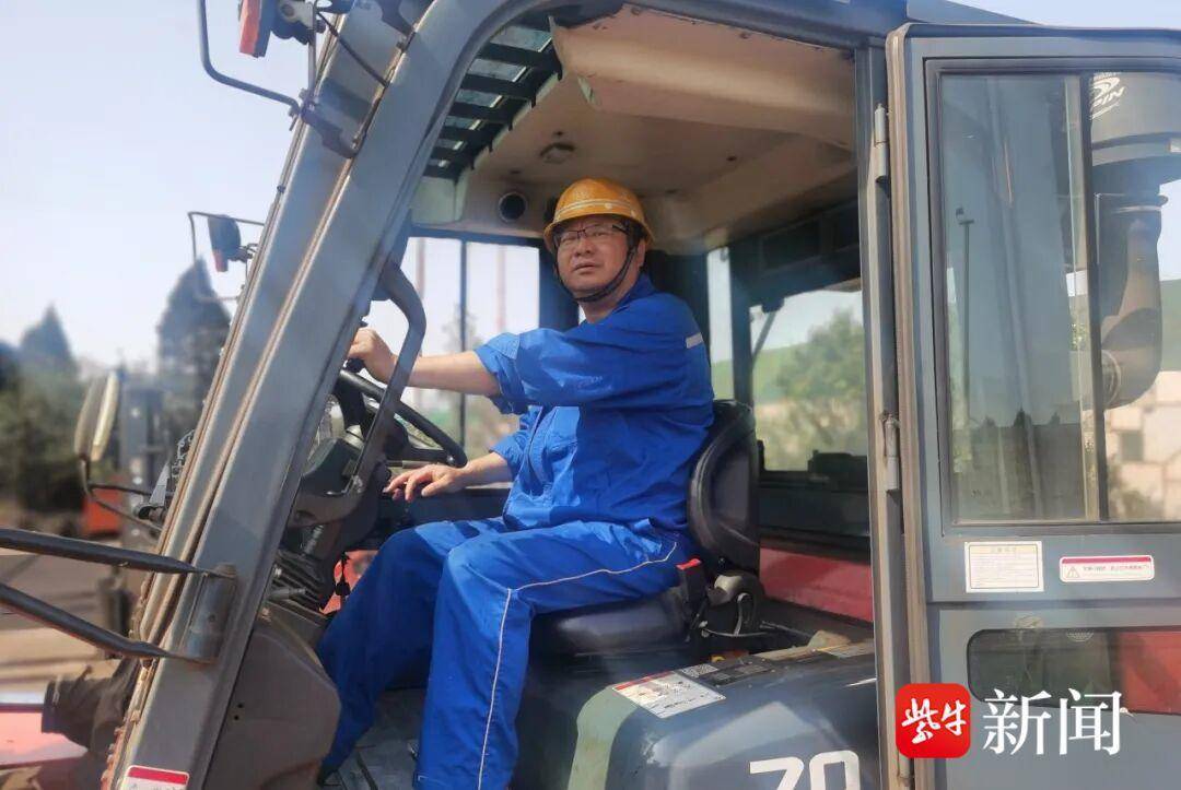 【视频】凡人英雄！惊涛骇浪(làng)中他一(yī)跃入(rù)海(hǎi)！