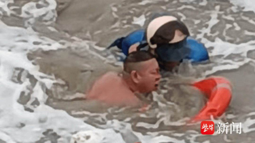 【视频】凡人英雄！惊涛骇浪中他一跃入海！