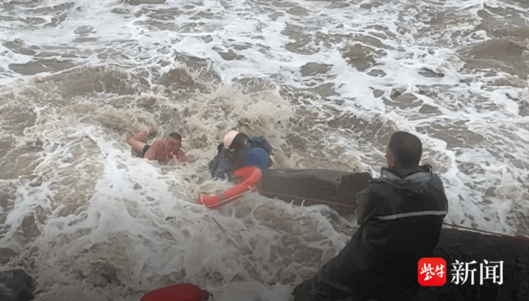 【视频】凡人英雄！惊涛骇浪中他一跃入海！