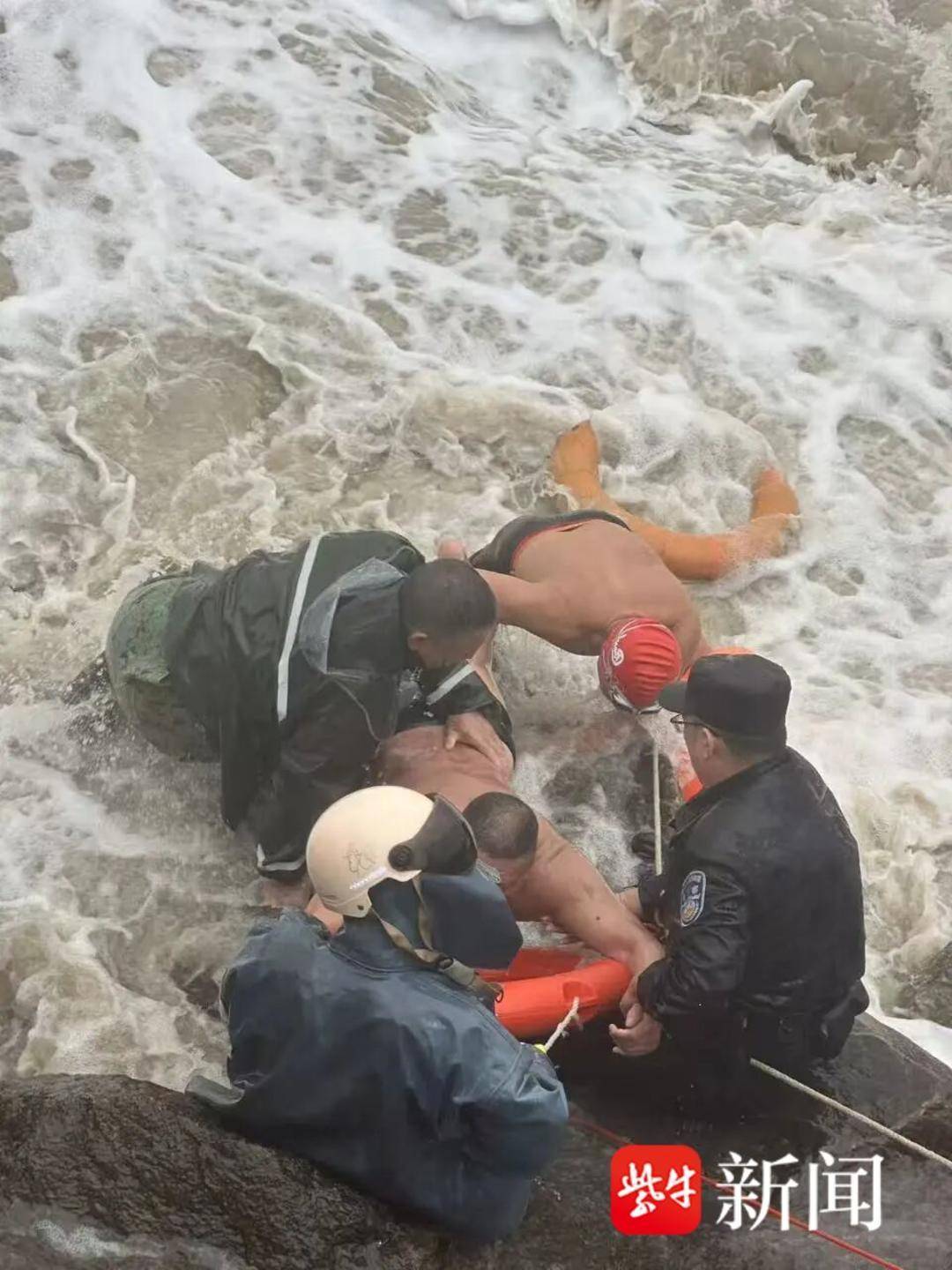 【视频】凡人英雄！惊涛骇浪中他一跃入海！