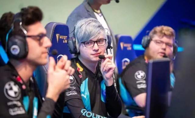 前LOL人(rén)氣(qì)选手下(xià)海，變(biàn)身福利(lì)姬收費(fèi)明码標(biāo)價(jià)，开發(fā)全新致富路？