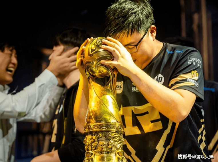 LPL新赛季战隊(duì)公布，一支战隊(duì)靜(jìng)悄悄退出，资金链彻底断裂(liè)