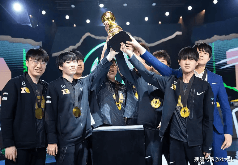 LPL新赛季战队公布，一支战队静悄悄退出，资金链彻底断裂