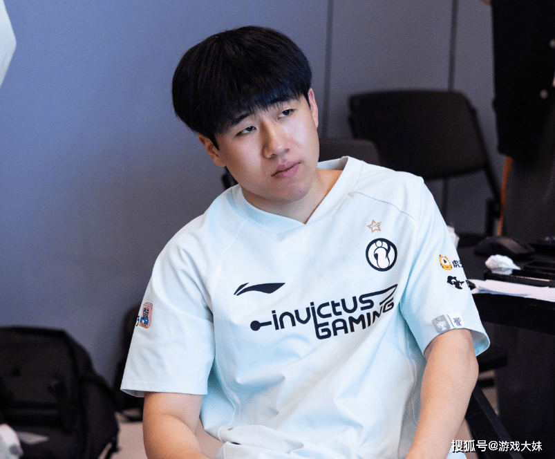 LPL战队出现离谱操作，教练人数比选手还多，其他战队没教练可签