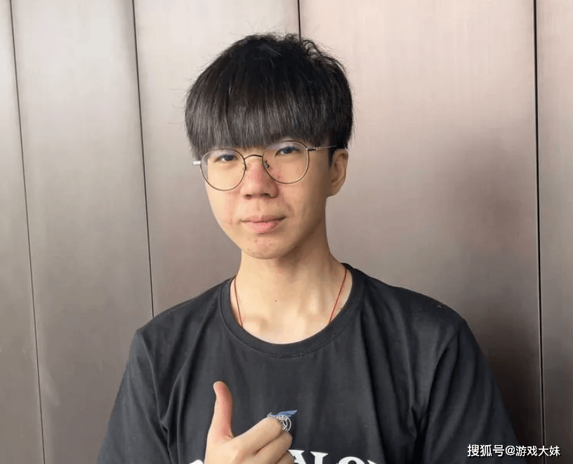 LPL战队出现离谱操作，教练人数比选手还多，其他战队没教练可签