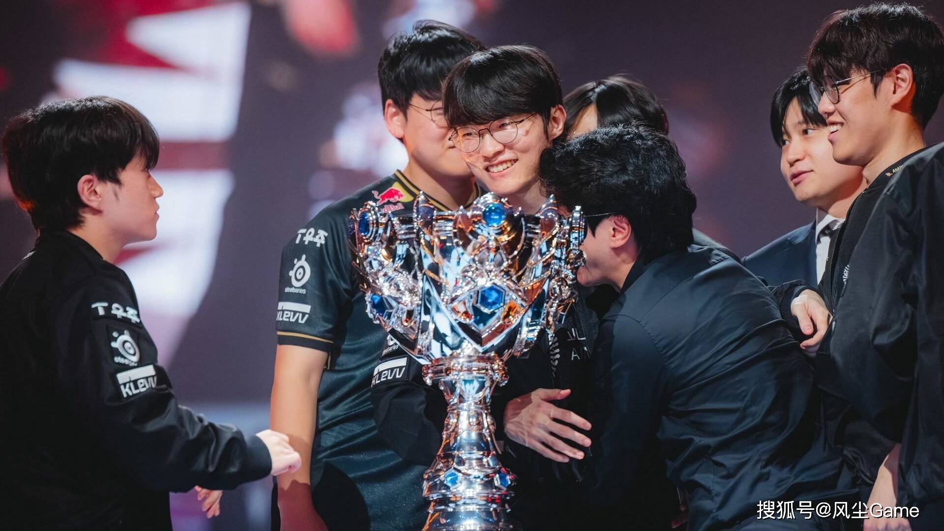 Faker调侃BLG是世(shì)界冠(guān)軍(jūn)！T1皮肤候选池出炉：中(zhōng)路有9个英雄能选