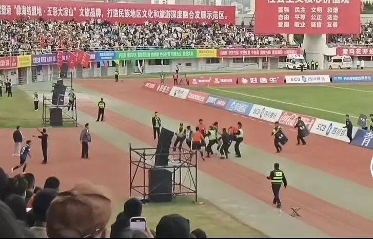 球(qiú)员飞踹裁判！公安机关介入