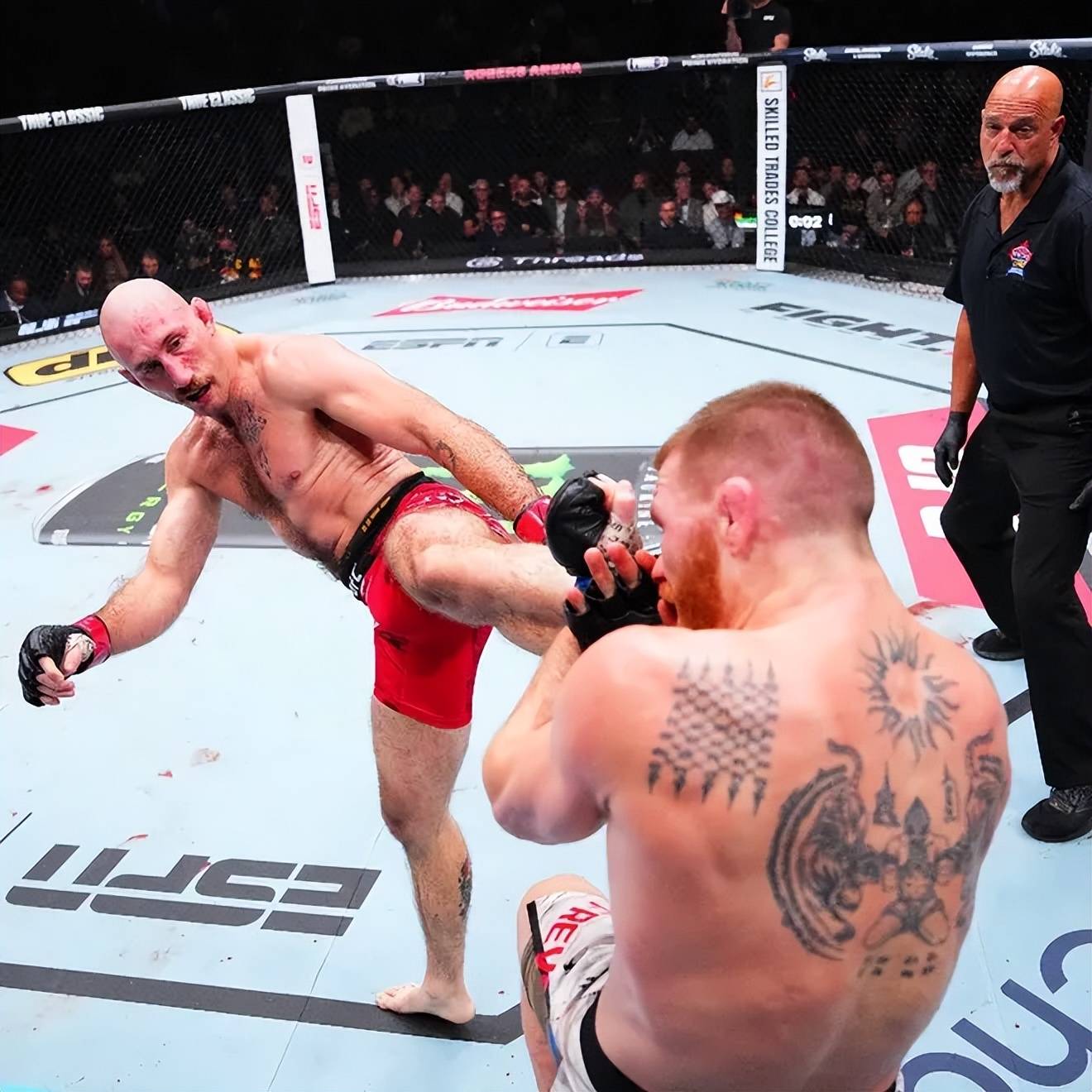 UFC史上最(zuì)奇葩的裁判(pàn)介入停止比(bǐ)赛