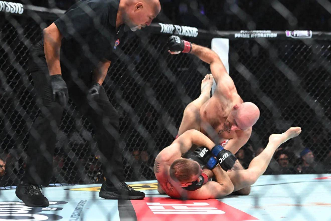 UFC史上最奇葩的裁判介入停止比赛
