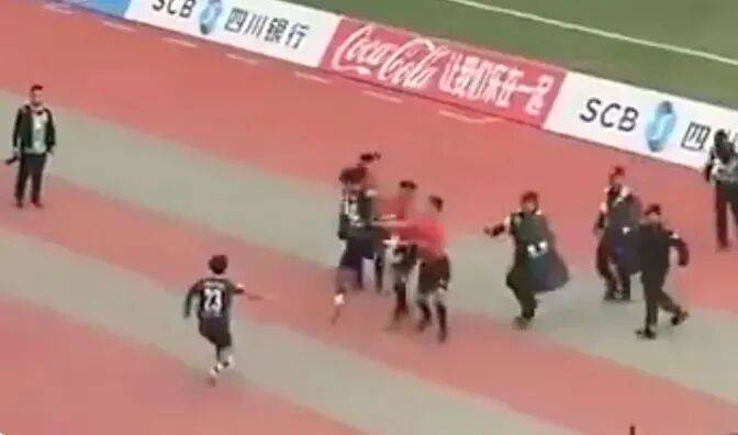 川超凉山隊(duì)隊(duì)員(yuán)赛后飞踹主裁判，警方(fāng)已介(jiè)入