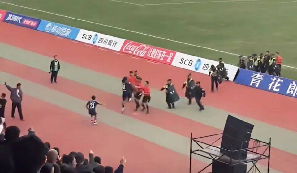 川超凉山队队员赛后飞踹主裁判，警方已介入