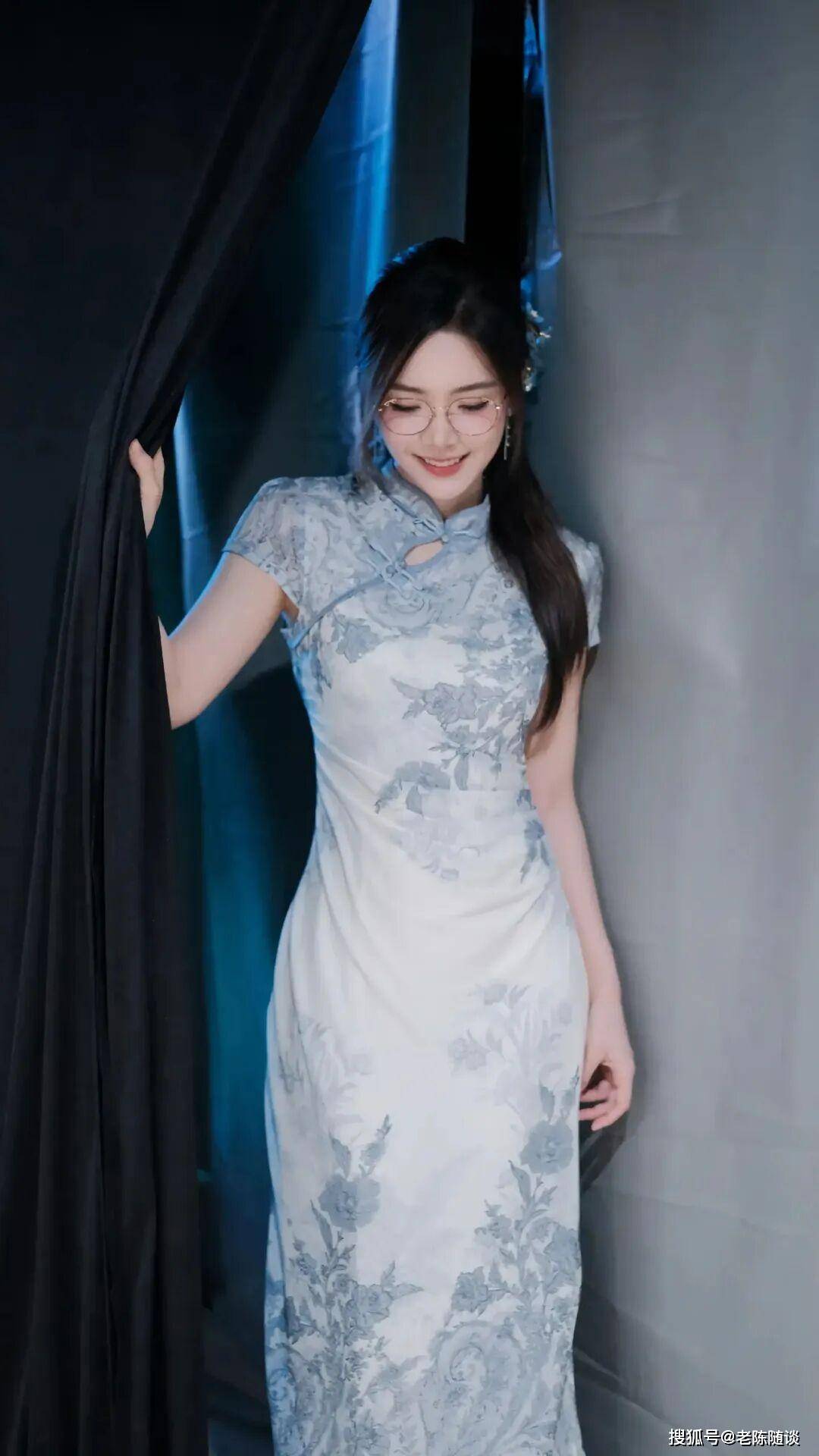 余霜，先天旗袍美体女人