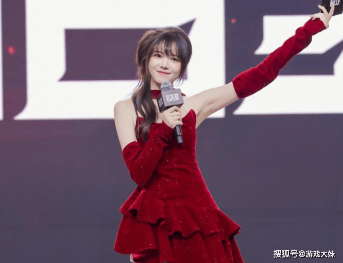 骆歆(xīn)素(sù)顔(yán)直(zhí)播(bō)，被(bèi)誇(kuā)顔(yán)值很高，展示身上多处淤青