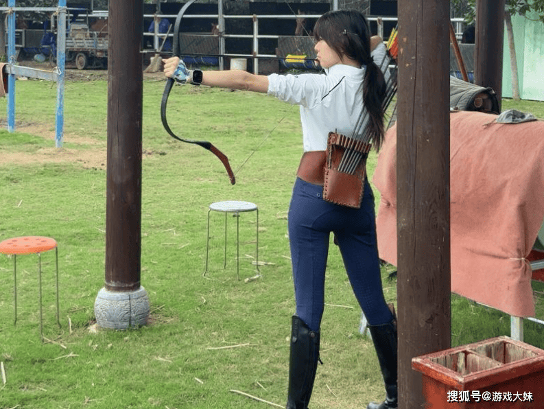 骆歆素颜直播，被夸颜值很高，展示身上多处淤青