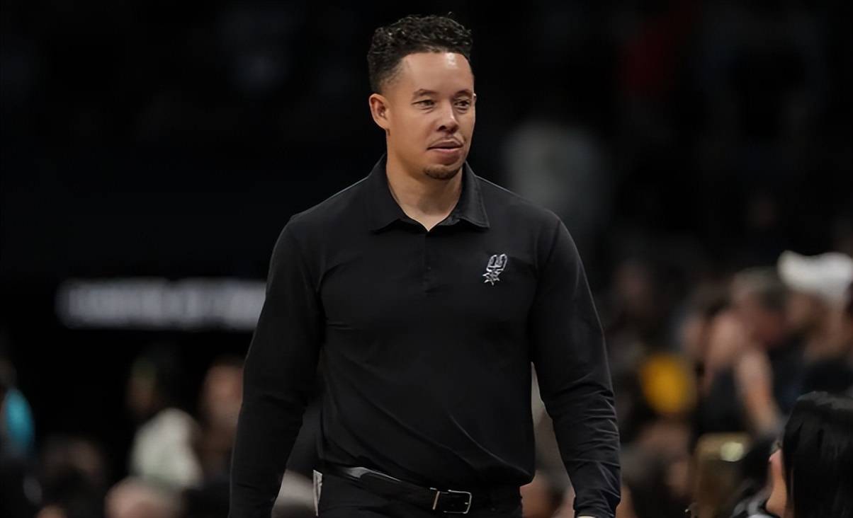 赛季三杀雷霆，战力榜高居第一！时隔六年马刺终迎崛起，秘诀就藏在这四人身上