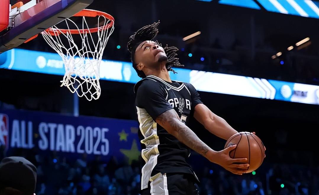 赛季三杀雷霆，战力榜高居第一！时隔六年马刺终迎崛起，秘诀就藏在这四人身上