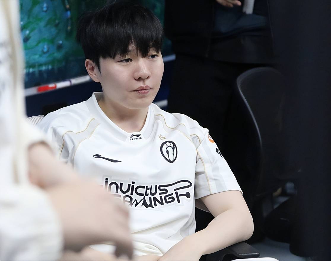 IG战败，Rookie龙坑逛街引热议，网友：换个德杯冠军中单试试