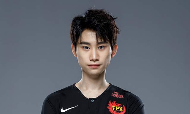 LOL冠军中单转战DOTA2，惨遭切割活动临时换人，急忙直播表忠心！