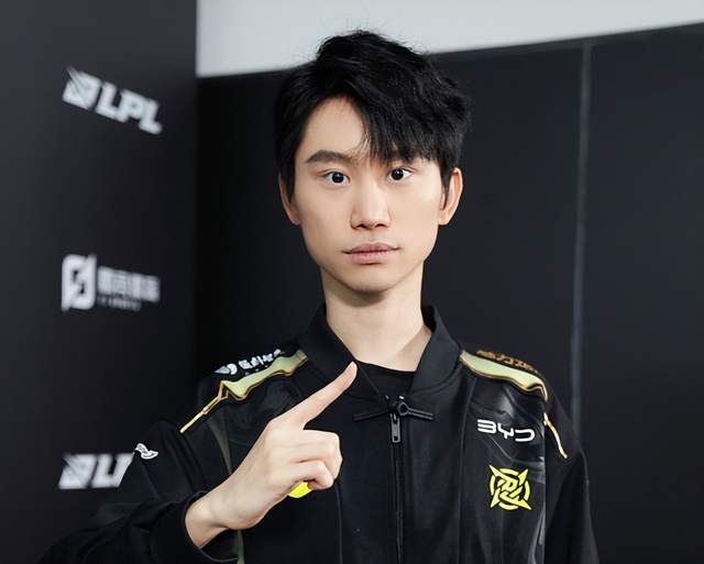 LOL世界冠军转型(xíng)刀塔，大主播迎直(zhí)播第二(èr)春，人气比玩LOL还高(gāo)！