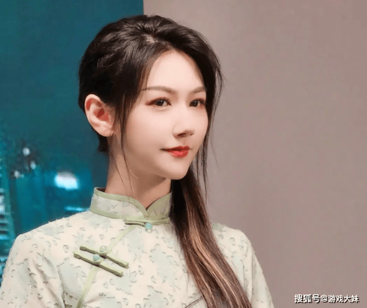 LOL小苍直播又(yòu)破防，粉(fěn)丝一個(gè)问题让她暴(bào)怒，被怀疑更年期到(dào)了