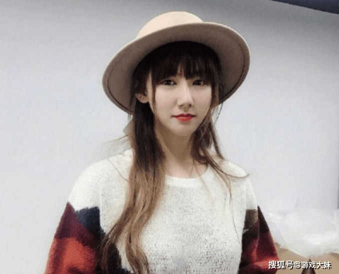 LOL小苍直播又破防，粉丝一个问题让她暴怒，被怀疑更年期到了