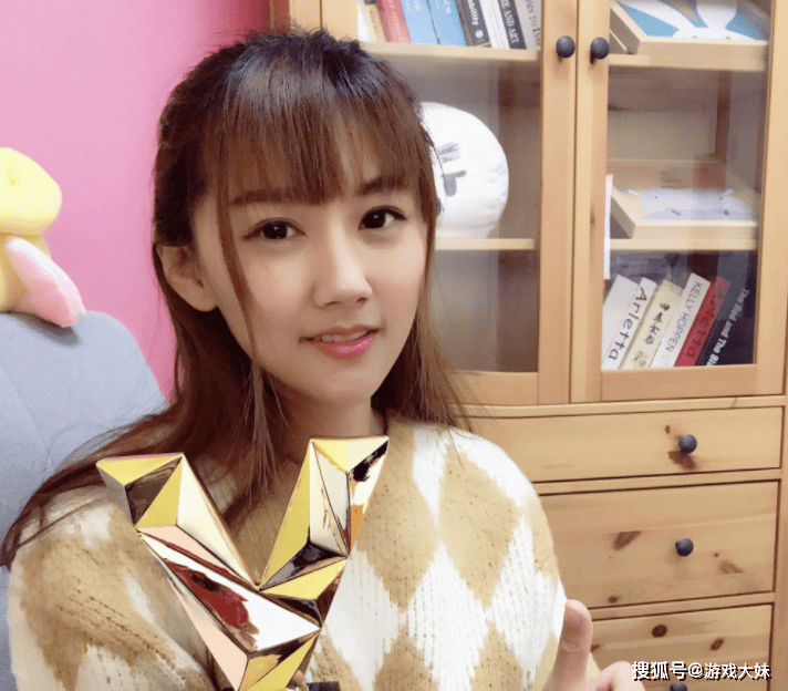 LOL小苍直播又破防，粉丝一个问题让她暴怒，被怀疑更年期到了