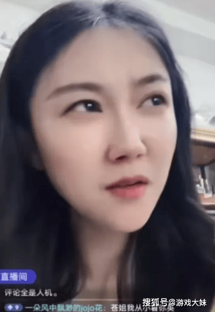 LOL小苍直播又破防，粉丝一个问题让她暴怒，被怀疑更年期到了