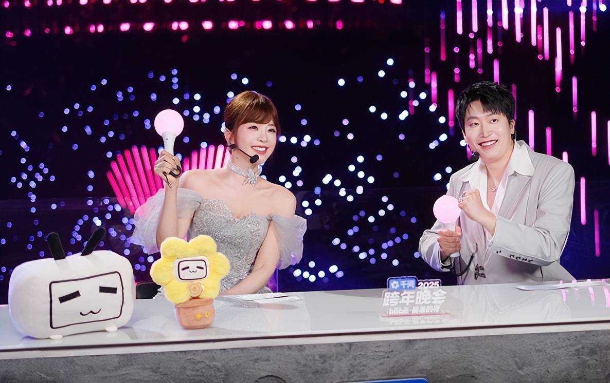 管泽元、余霜跨界主持跨年，夫妻合力，为LPL争光