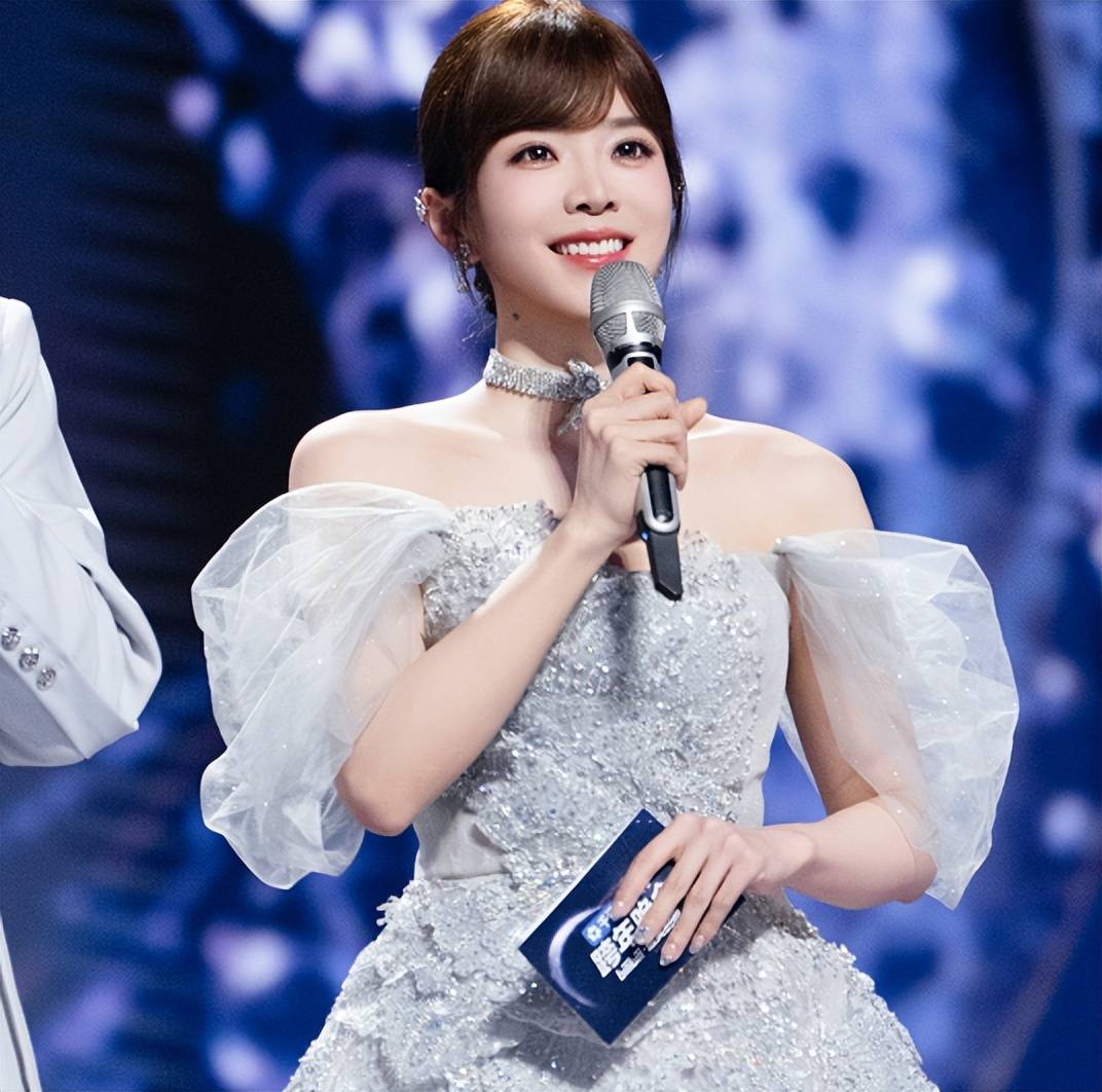 管泽元、余霜跨界主持跨年，夫妻合力，为LPL争光