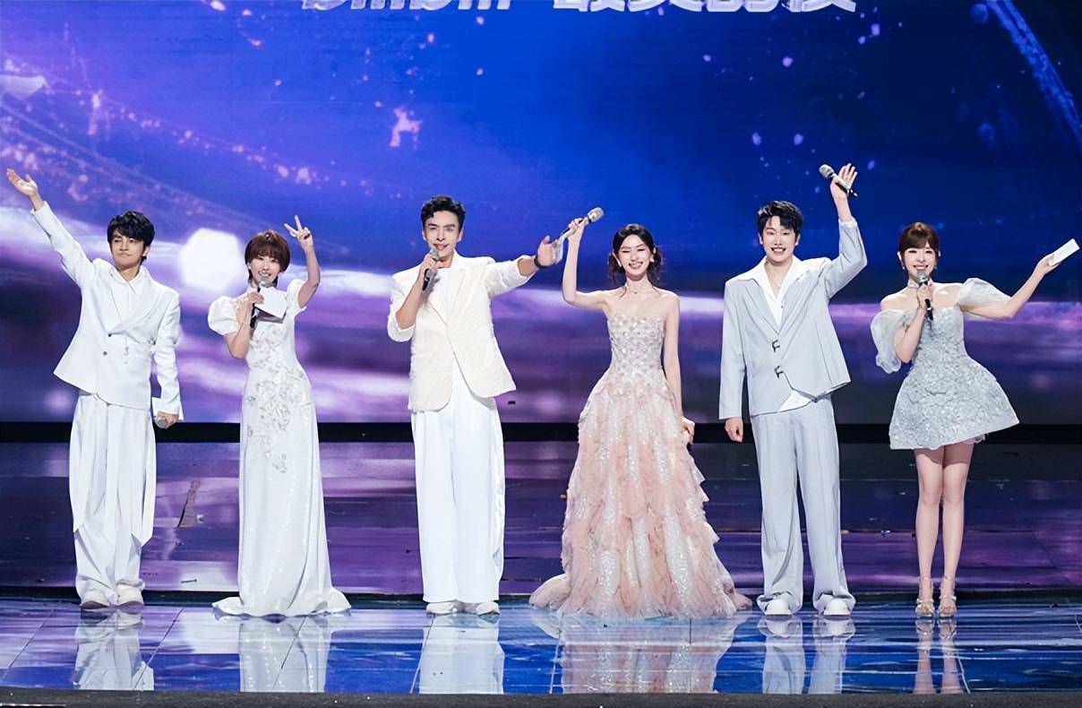 管泽元、余霜跨界主持跨年，夫妻合力，为LPL争光